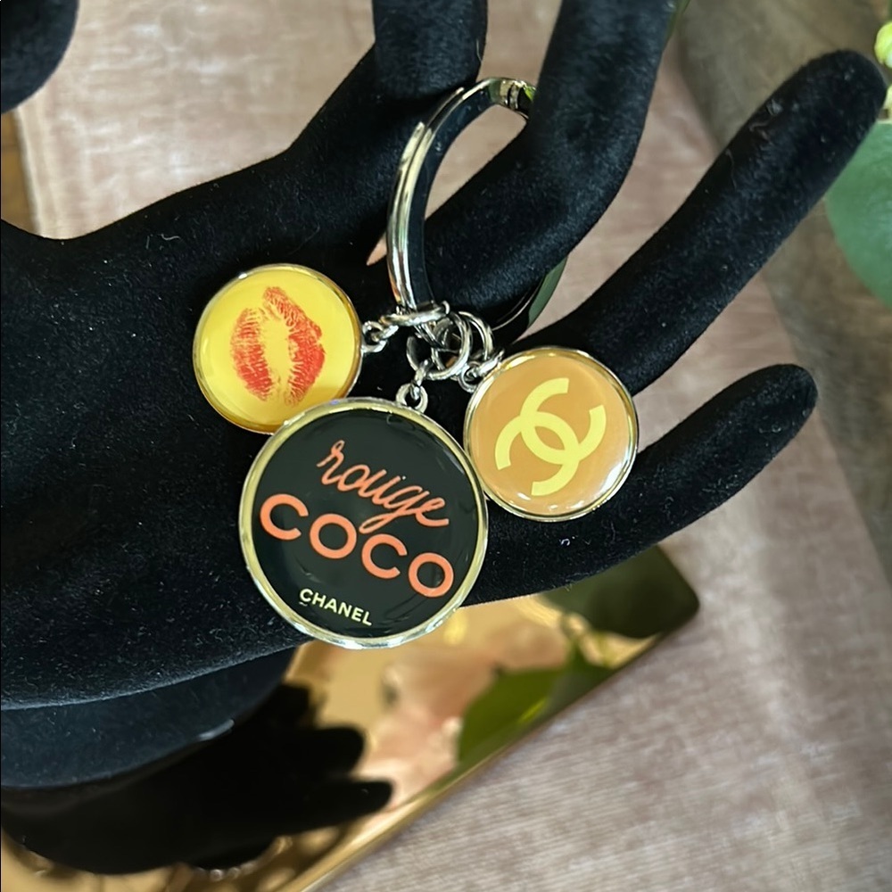 Chanel Rouge Coco Keychain - Picture 4 of 5